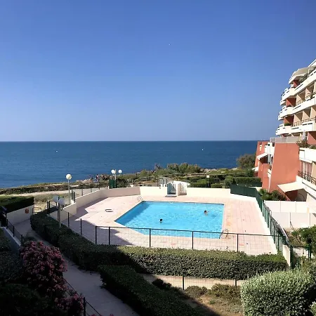 Les Pieds Dans L'eau T2 Avec Vue Et Piscine *